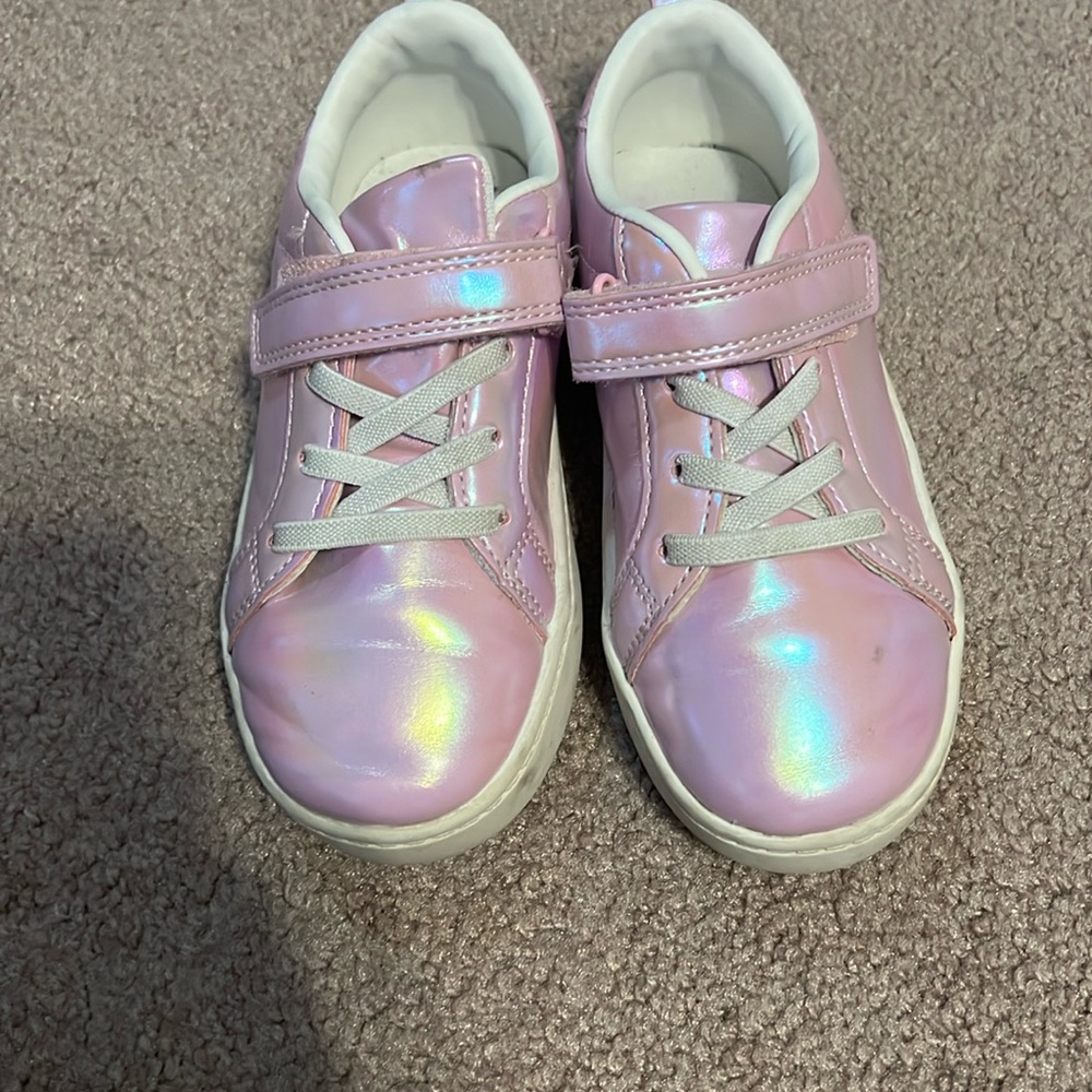Casual toddler girl’s sneaker. Used in good condition.